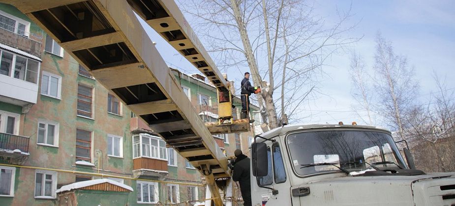 Жители дома по Ключевой добились обрезки опасных тополей во дворе