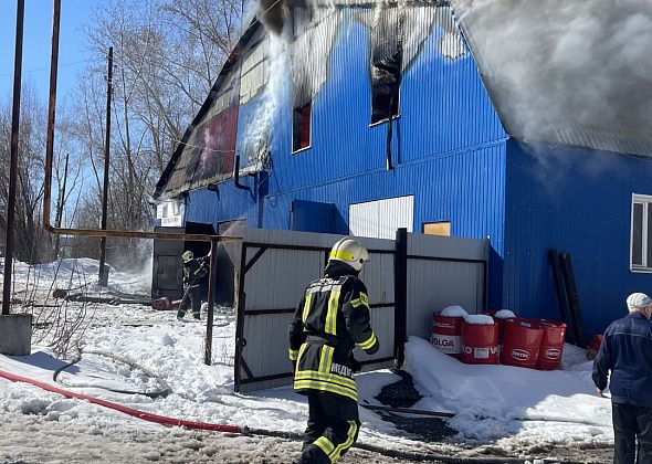 Пожар в серовском автосервисе тушили больше семи часов