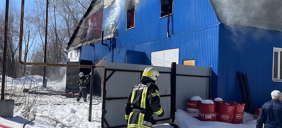 Пожар в серовском автосервисе тушили больше семи часов
