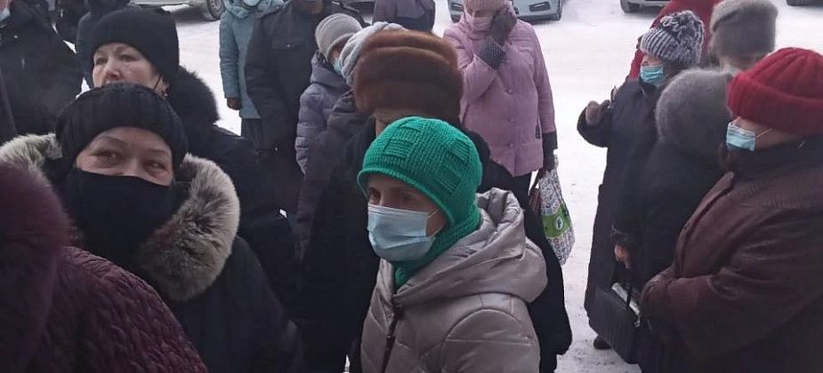 В Серове у офиса компании "ЭнергосбыТ Плюс" возникла большая очередь: "Остается только музыку включить и танцевать будем!"