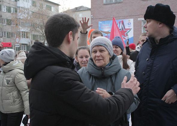 «Пишите домой, где вас ждут родные и близкие». Из Серова на службу в армию проводили 11 призывников