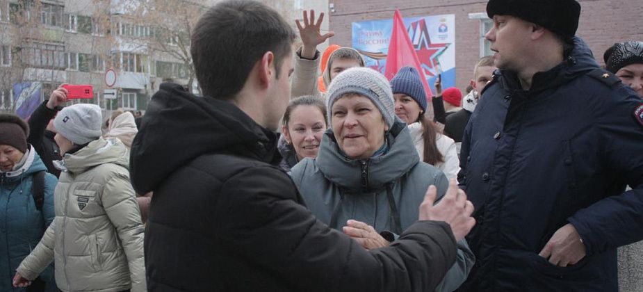 «Пишите домой, где вас ждут родные и близкие». Из Серова на службу в армию проводили 11 призывников