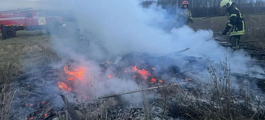 В выходные в Серове дважды горел горбыль, а за городом - 14 тюков сена