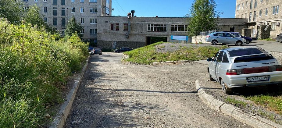Жители серовской многоэтажки недоумевают: "Работы по ремонту двора закончились?"