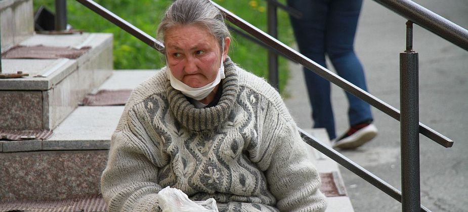 Полиция прокомментировала публикацию о серовчанке, просящей милостыню на ступенях магазина