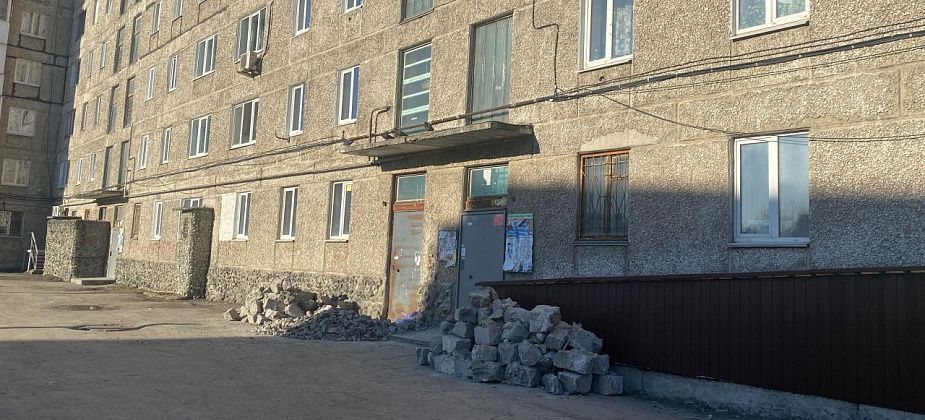В серовской многоэтажке демонтируют стены, ограждающие выходы мусоропроводов