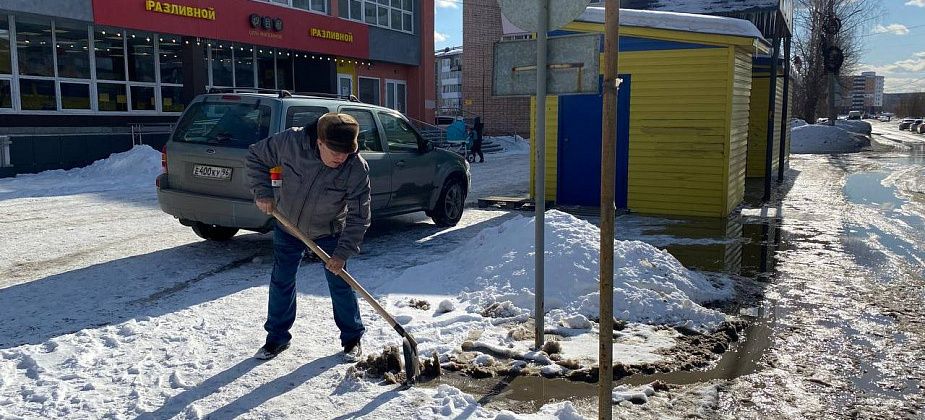 Серовчанин спасает остановку от затопления: "Вода здесь скапливается каждую весну"
