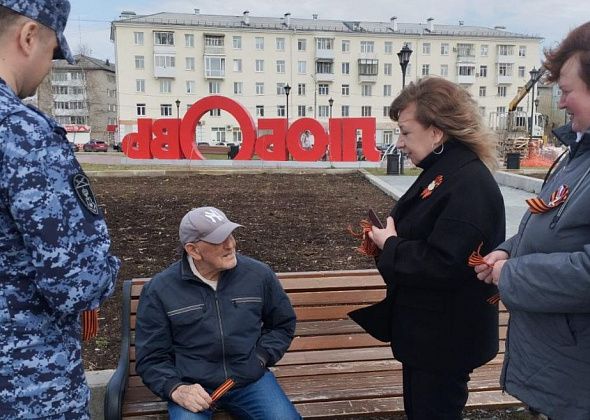 Полиция раздала серовчанам георгиевские ленты и прибралась на могилах милиционеров-участников ВОВ