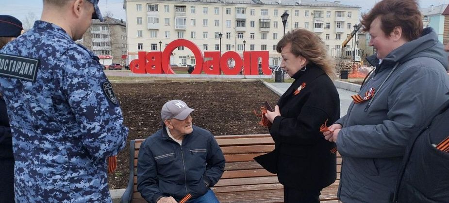 Полиция раздала серовчанам георгиевские ленты и прибралась на могилах милиционеров-участников ВОВ