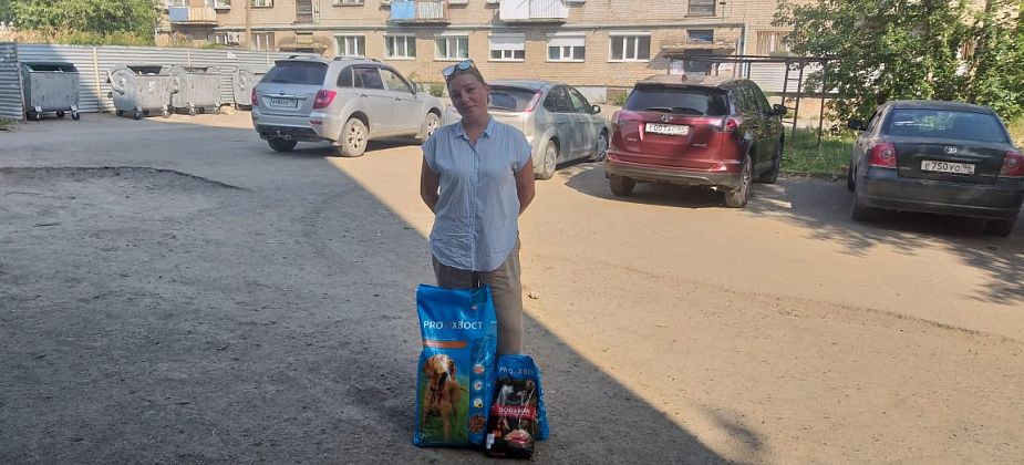 Серовчанка привезла в редакцию большой пакет корма для собак. Акция помощи бездомным животным продолжается