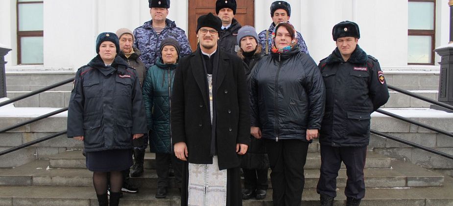 В соборе Серова состоялась панихида по сотрудникам органов внутренних дел, погибшим при исполнении служебного долга