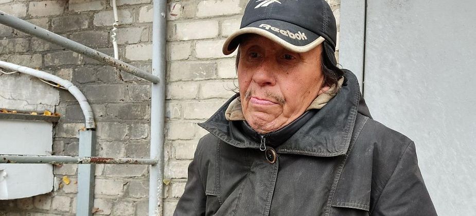 В Серове мужчина живет на бетонном крыльце. Неравнодушные люди пытаются ему помочь