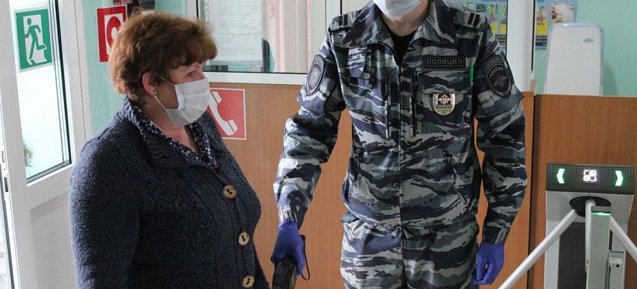 Серовские полицейские обеспечивают безопасность граждан во время голосования