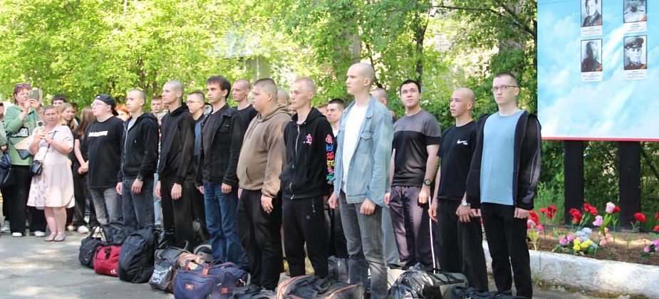 На службу в армию из Серова проводили 15 новобранцев
