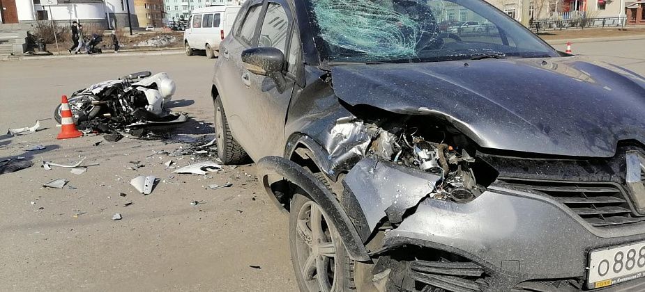 В центре Серова водитель Renault Kaptur не уступила дорогу мотоциклисту на Suzuki. Подробности дневного ДТП