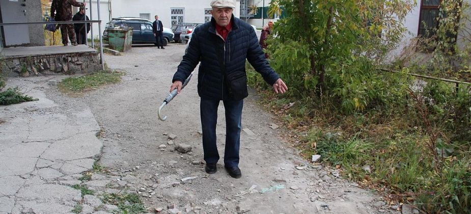 Серовчанин жалуется на подход к поликлинике - котлован у парадного входа и разбитую дорожку к запасному