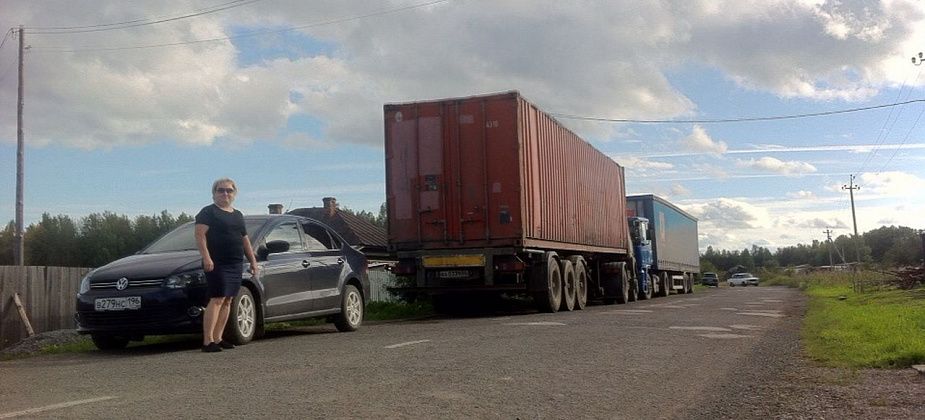 "Они делают так, как им удобно". Серовчанка пожаловалась на соседей, припарковавших фуры на проезжей части