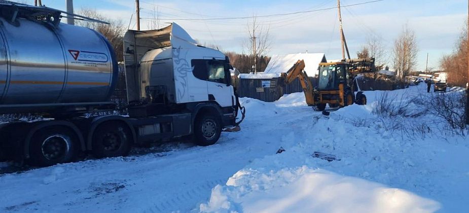 Серовчане помогли бензовозу из Кургана выбраться из снежного плена