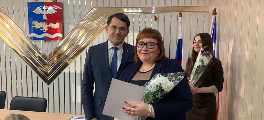 Троих сотрудников "ВК-медиа" в честь Дня российской печати наградил мэр Краснотурьинска