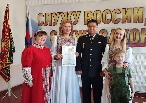 В полиции Серова ко Дню защитника Отчества провели собрание - вручили награды и погоны