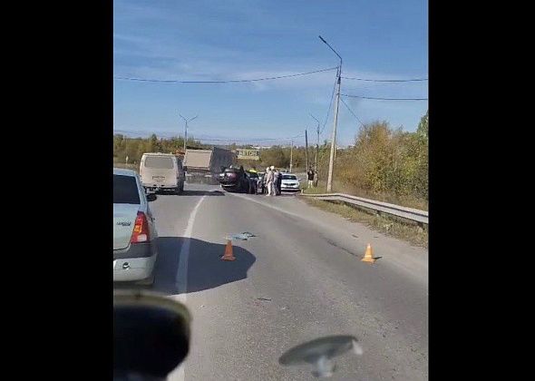 На въезде в Серов перевернулся легковой автомобиль