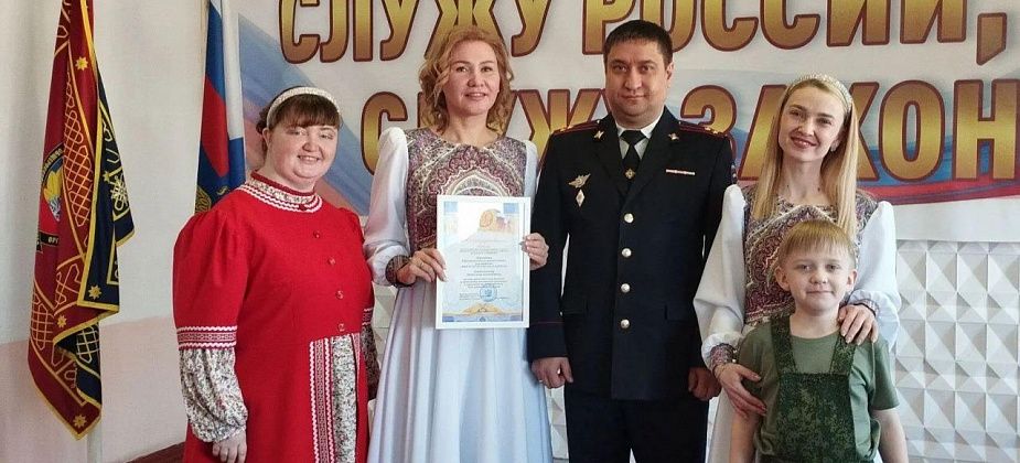 В полиции Серова ко Дню защитника Отчества провели собрание - вручили награды и погоны