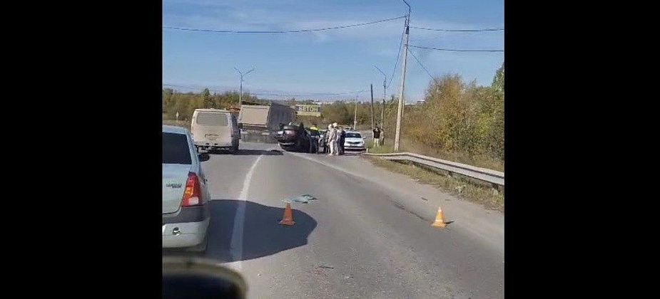 На въезде в Серов перевернулся легковой автомобиль
