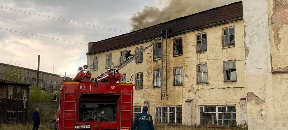 В Серове пожарные ликвидируют возгорание в пустом здании училища