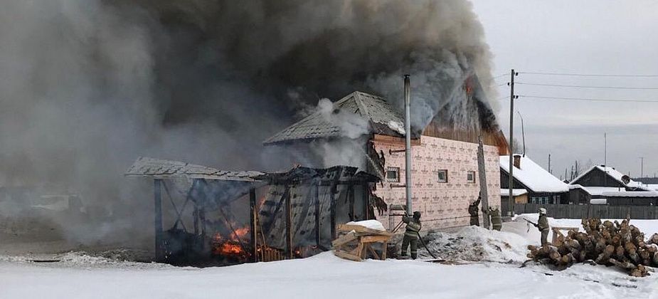 В серовском поселке Красноярка горел «Хороший» магазин