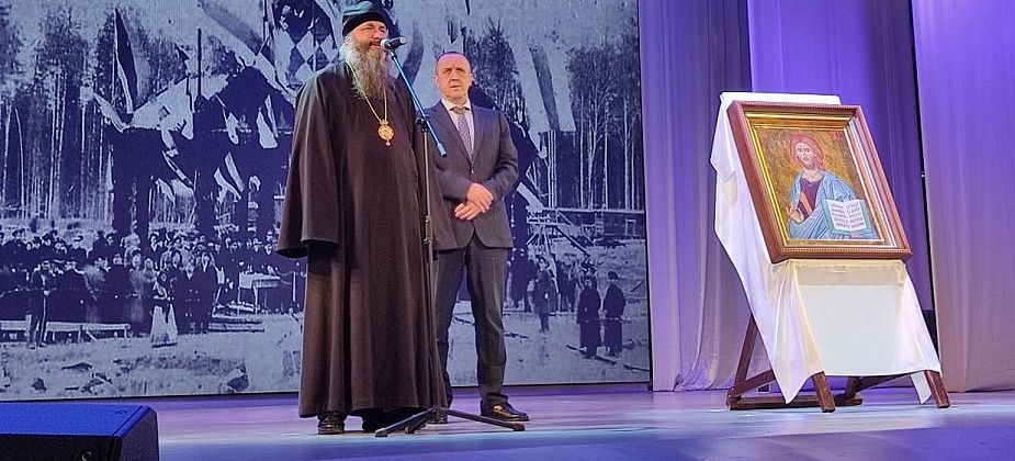 В Серове епископ Феодосий вручил Надеждинскому метзаводу икону Господа Иисуса Христа