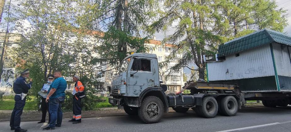 «Серовавтодор» прокомментировал остановку Госавтоинспекцией трала с демонтированным павильоном