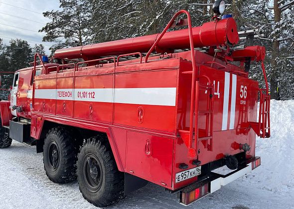 В Серове горели иномарка Ford Focus и баня