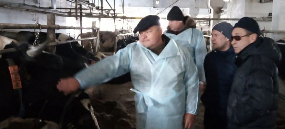 Депутат ЗакСо Павел Мякишев приехал в серовский совхоз