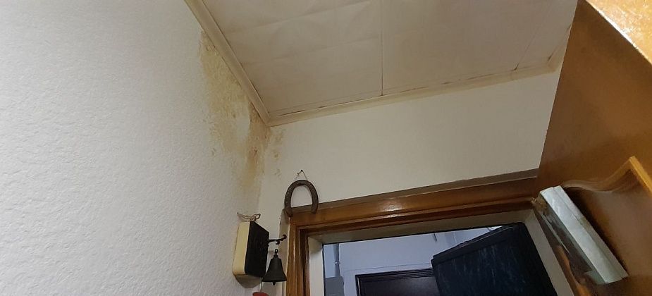 Специалисты УК "Серов Веста" зашли в квартиру мужчины, которого соседка снизу обвинила в подтоплении