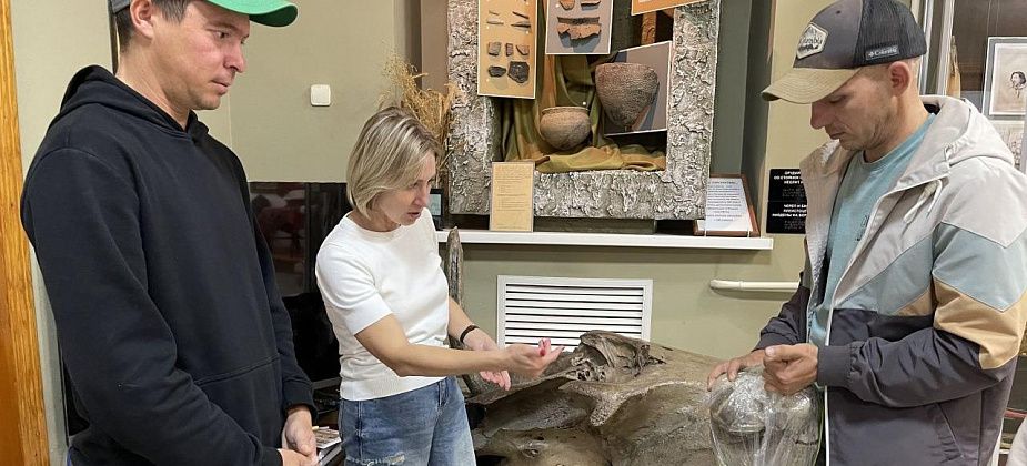 Рыбаки передали найденную на реке Сосьве кость мамонта в Серовский исторический музей