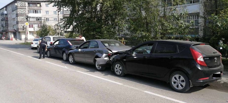 Пьяный водитель въехал в автомобили, стоящие на светофоре в Серове