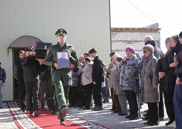 “Любил жизнь, людей и свою семью”. Серовчане простились с погибшим на СВО Станиславом Щекотовым
