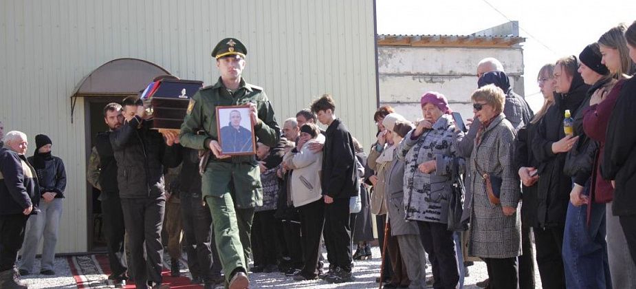 “Любил жизнь, людей и свою семью”. Серовчане простились с погибшим на СВО Станиславом Щекотовым