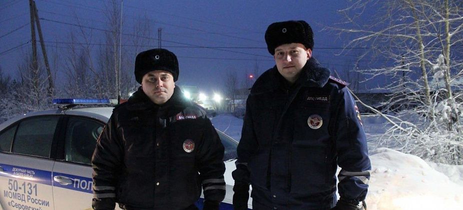 "Это наша работа". Полицейские Серова дважды пришли на помощь автомобилистам 