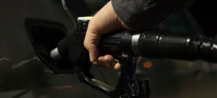 Нефтяники попросили поднять цены на бензин. Сразу на пять рублей