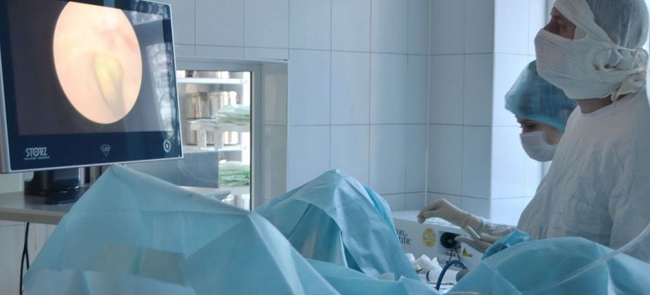 "Не нужно ехать в областной центр". В Серовской горбольнице появилась современная лазерная установка