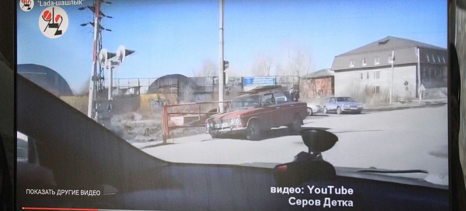 В Серове пенсионер нанизал тройку "Жигулей" на шлагбаум