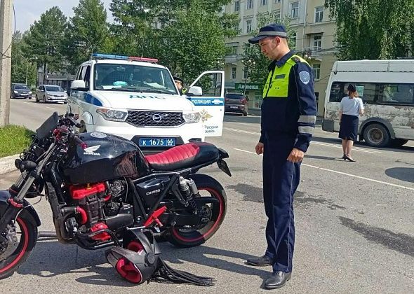 Пьяный бесправник на мотоцикле устроил ДТП в центре Серова и попал в больницу