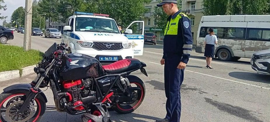 Пьяный бесправник на мотоцикле устроил ДТП в центре Серова и попал в больницу