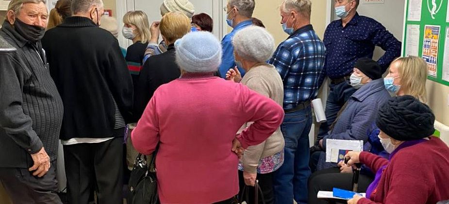 Серовчанина возмутила очередь на вакцинацию в поликлинике. "Надо посадить туда Болтасева"