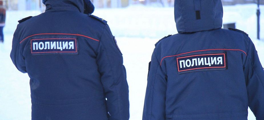 Пьяный серовчанин, не заплатив, вынес из магазина корзину с продуктами и алкоголем. Шоколад раздал прохожим