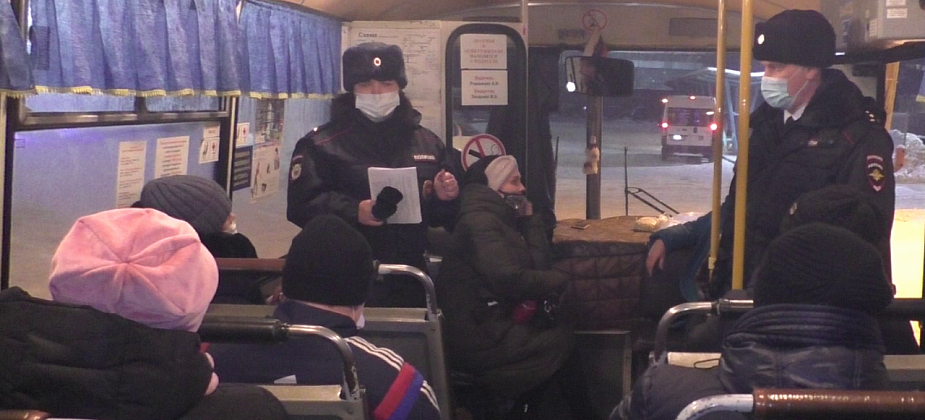 Полицейские вышли на улицы Серова, чтобы рассказать о мошеннических схемах