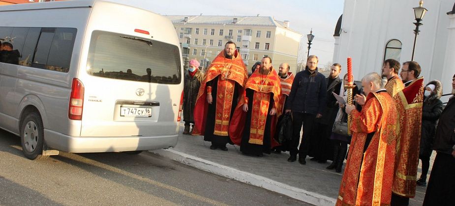 "Святые все живы, они еще живее нас". Мощи священномученика Александра Нижнетуринского покинули Серов