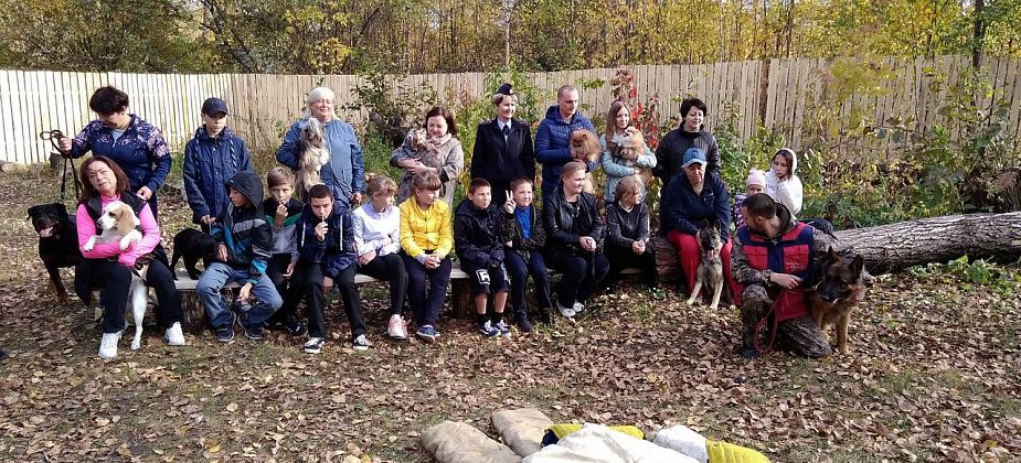 Воспитанники детского дома-школы поиграли с собаками