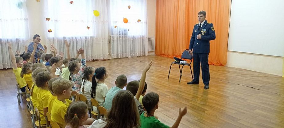 В преддверии Дня создания Госпожнадзора ветеран службы посетил детский сад «Умка» 